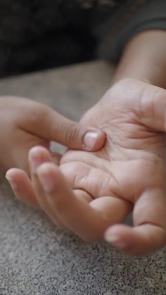 手首の痛みに苦しむ若い女性の手 — ストック動画