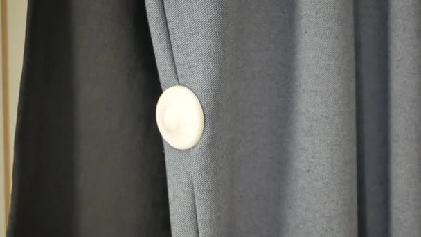 衬衫上的服装安全标签 — 图库视频影像