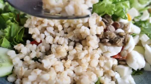 Vidličková Rýže Bulgur Podávaná Hlávkovým Salátem — Stock video