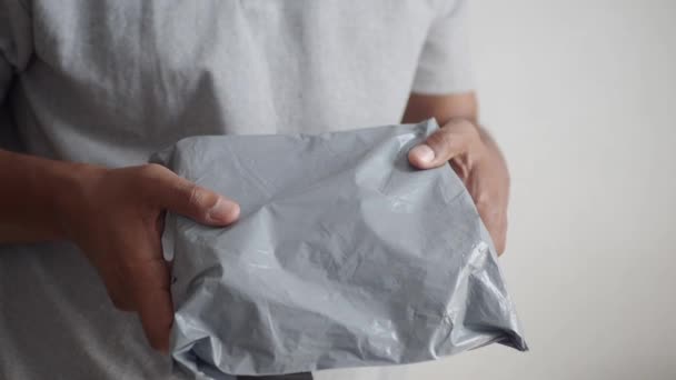 Adamlar Teslimat Paketini Yakın Tutuyorlar — Stok video
