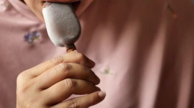 Çikolata aromalı dondurma yiyen genç kadınlar .