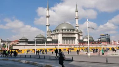 İstanbul 'da bir cami var. Taksim Camii