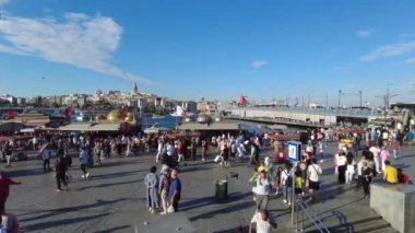 Galata Köprüsü 'ndeki tekne balığı lokantası Eminonu Altın Boynuzu İstanbul.