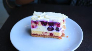 El, çay kaşığıyla taze pişmiş reçelli kek alır. .