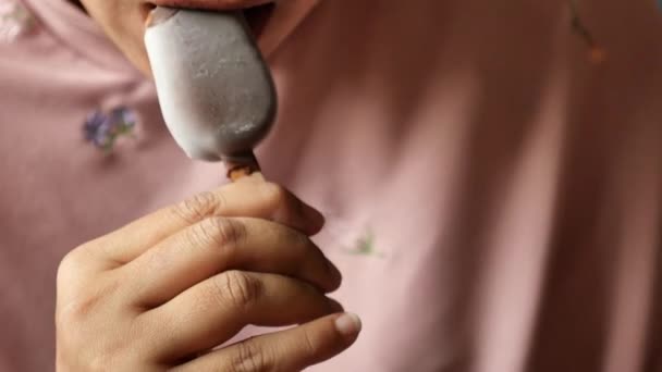 Mujeres Jóvenes Comiendo Helado Sabor Chocolate — Vídeos de Stock