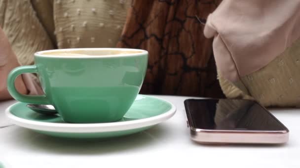 Nők Kezében Egy Kávéscsésze — Stock videók