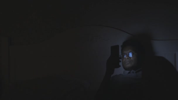 Pria Menggunakan Ponsel Pintar Malam Hari Tempat Tidur — Stok Video