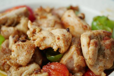 Sebzeli kızarmış tavuk. .