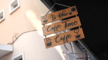 Açık hava tahtasındaki kafe menüsü. .