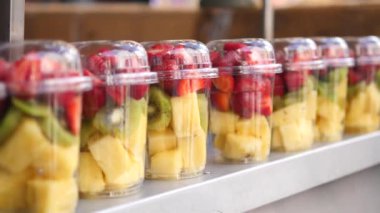  Masadaki kasede olgun kırmızı çilekler. .