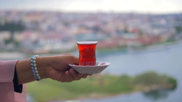 Femei Care Dețin Ceașcă Tradițională Turcească Ceai — Videoclip de stoc