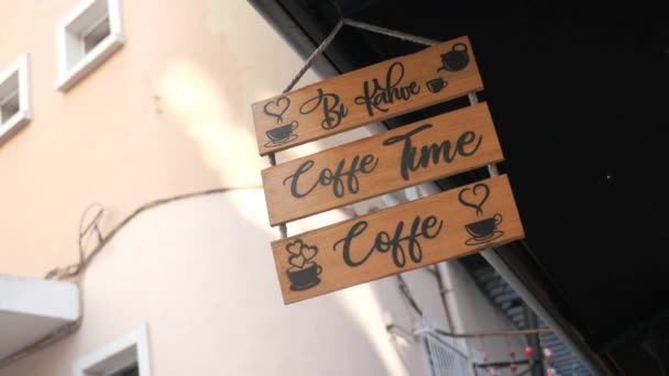 木製ボード屋外のカフェメニュー — ストック動画