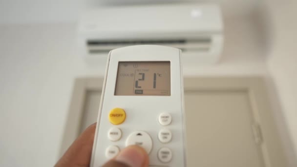 Pov Aufnahme Von Mann Hand Hält Klimaanlage Fernbedienung — Stockvideo