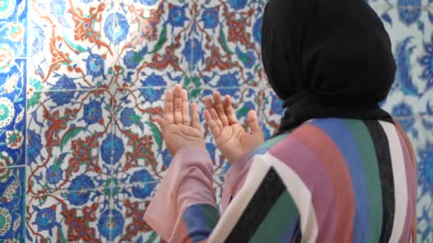 Mujer Joven Musulmana Hiyab Está Rezando Mezquita — Vídeos de Stock