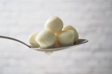 Bir sürü taze mozzarella peynirli topları. .