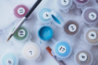 Suluboya boya setleri, masadaki sanat fırçaları. .