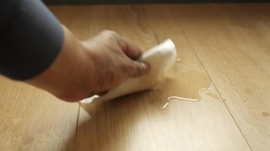 Dökülen çayı yere kağıt peçeteyle silmek.