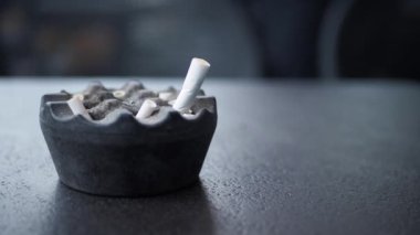 Kül tablasında yanan sigarayı kapat. ,
