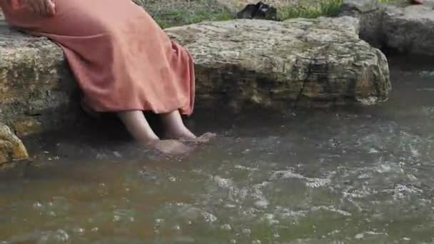 Flicka Med Bara Fötter Våg Vatten — Stockvideo