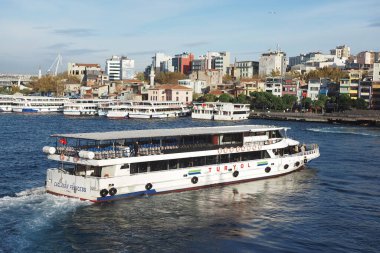 Türkiye İstanbul 18 Temmuz 2023. Boğaz 'da nakliye feribotu. Feribot yolcu taşır..