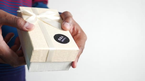 Mão Colocando Adesivo Agradecimento Uma Caixa Presente — Vídeo de Stock