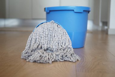 Yerleri paspasla temizleyin. .