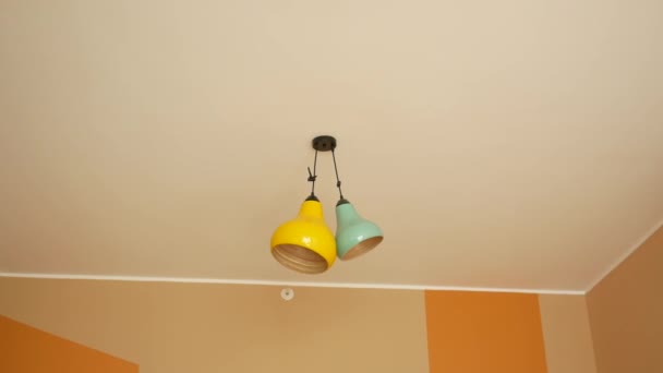 部屋に吊るされたカラフルな天井灯 — ストック動画