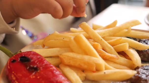 Kind Eten Franse Frietjes Close — Stockvideo