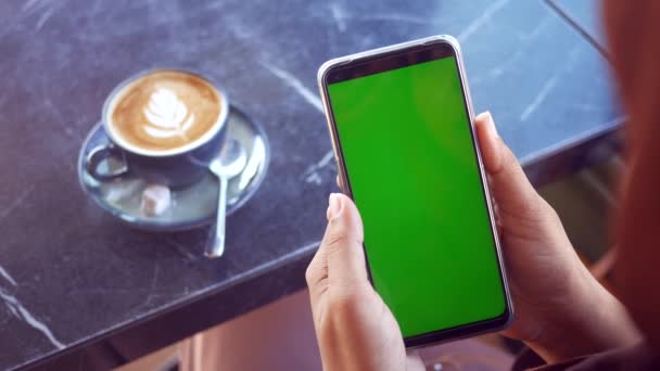 Holding Cpu Coffee Using Smart Phone Green Screen — Αρχείο Βίντεο