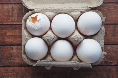  Sarı sarısı karton kutuda depolanmış kırık bir yumurta..