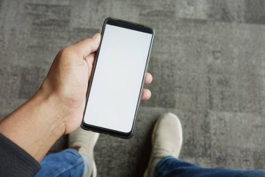 Beyaz ekranlı akıllı telefon kullanan genç adamın pov görüntüsü 