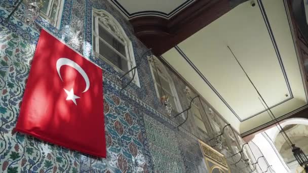 Turcja Stambuł Maja 2023 Flaga Turecka Ścianie Meczetu Eyup Sultan — Wideo stockowe