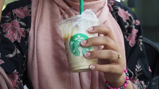 Folk Dricker Starbucks Kaffe Solig Dag — Stockvideo