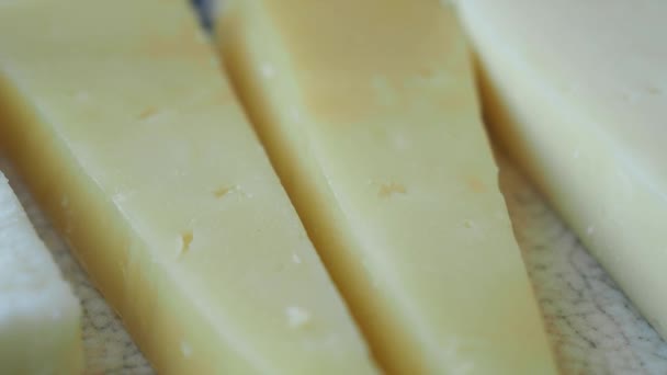 チーズの種類が異なるチーズプレッター — ストック動画