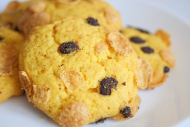 Ahşap arka planda bir yığın çikolatalı kurabiye.