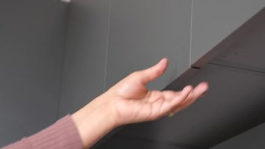 Kadınlar mutfak çekmecesini elleriyle açarlar. .