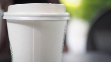 Boş. Kraft kahve fincanını masadan al.