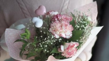 Çiçek demeti tutan kadınlar