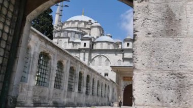 Türkiye istanbul 12 Ocak 2023. Fatih Camii ve Kapısı 