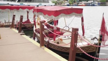 Denizdeki dalgalarla sallanan tekneler. İstanbul ,