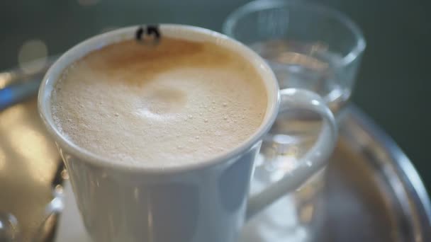 Egy Csésze Kávé Latte Asztalon — Stock videók