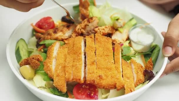 吃蔬菜沙拉和炸鸡 — 图库视频影像