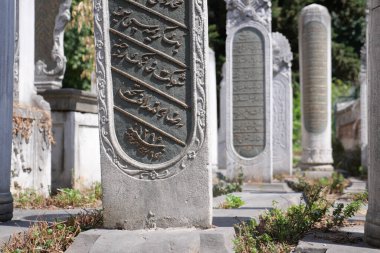 Türkiye İstanbul 19 Mayıs 2023. Osmanlı 'nın mezarlıktaki tarihi mezar taşları, 