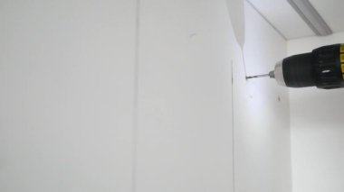 Beyaz tahta üzerinde elektrikli matkap kullanma yavaş çekim ,