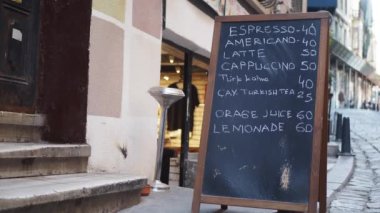 Hindi İstanbul 12 Haziran 2023 Eski Balat 'taki kafe önünde. Balat, İstanbul 'da popüler bir turizm beldesi