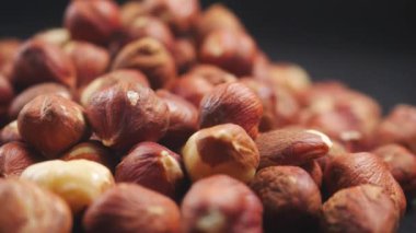 Siyah arkaplanda fındık yakın plan .