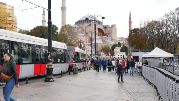 Turquía Estambul Junio 2023 Tranvía Eminonu Con Gente Cruzando Carretera — Vídeos de Stock