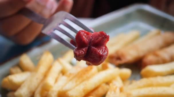 Κοντινό Πλάνο Του Mini Sausage Σερβίρεται Τηγανητές Πατάτες — Αρχείο Βίντεο