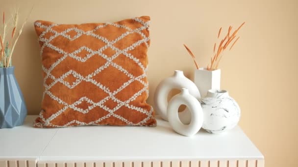 装飾的なテーブルの単一のオレンジ色の枕 — ストック動画