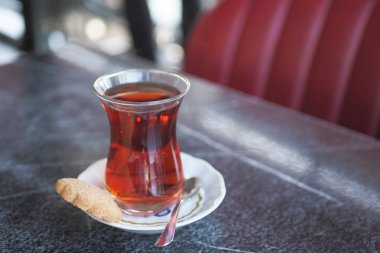 Geleneksel Türk çayı beyaz masada 